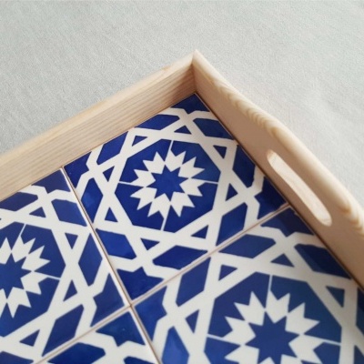 tabuleiro de madeira com azulejos geométricos azuis e brancos