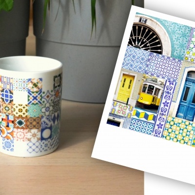 Caneca com padrões de azulejos coloridos numa secretária com teclado e fotografia de fachada com azulejos