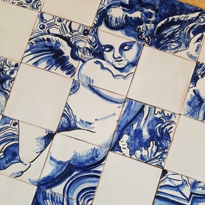 Azulejos cerâmicos azuis e brancos com ilustração de anjo