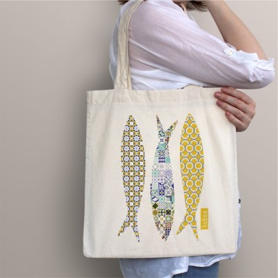 Saco de tecido cru com estampa de três peixes coloridos e etiqueta LISBON