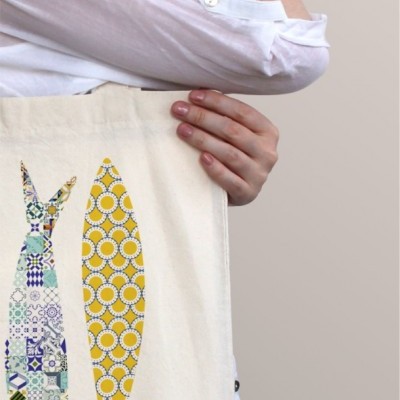 Saco de pano bege com estampa colorida de duas sardinhas e etiqueta lisboa