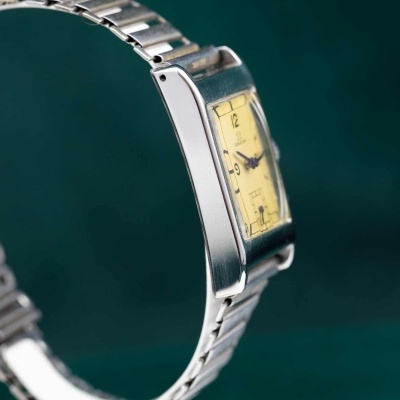 Relógio de pulso prateado com mostrador amarelo