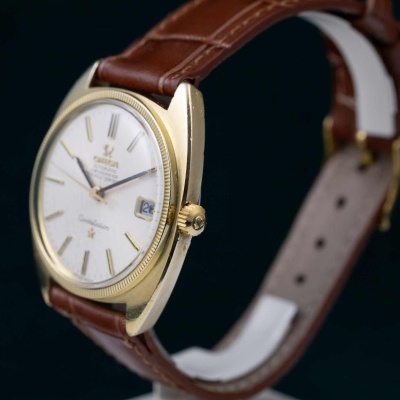 Relógio de pulso Omega dourado com bracelete castanha de couro