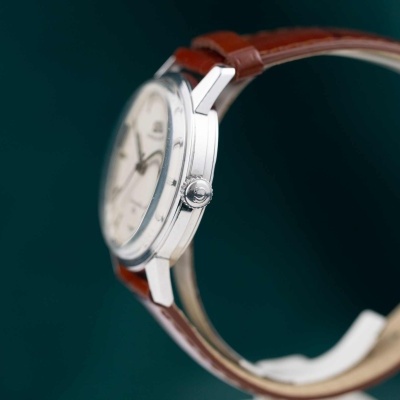 Relógio de pulso prateado com pulseira de couro castanha