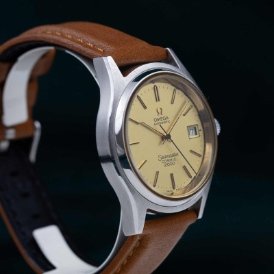 Relógio Omega Seamaster automático com pulseira castanha de couro