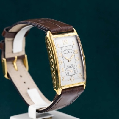 Relógio de pulso retangular dourado com bracelete castanha de pele