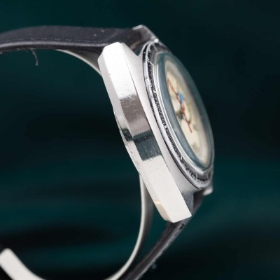 Relógio de pulso com caixa metálica prateada e bracelete preta