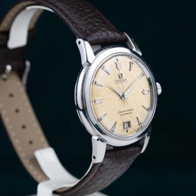 Relógio Omega Seamaster com mostrador creme e bracelete castanha.