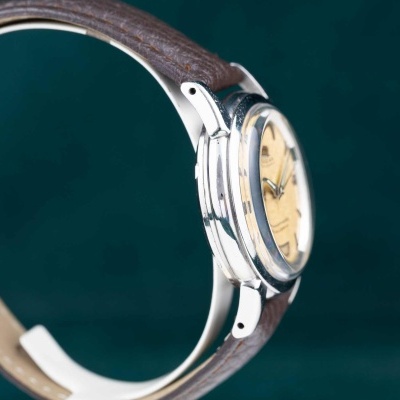 Relógio de pulso com caixa metálica prateada e bracelete de couro castanha