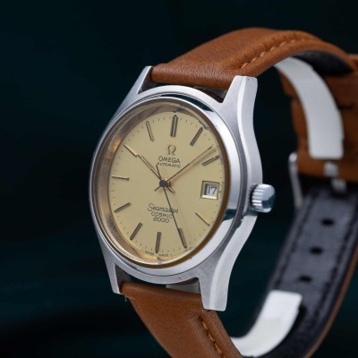 Relógio Omega Seamaster automático com caixa prateada e pulseira de couro castanho