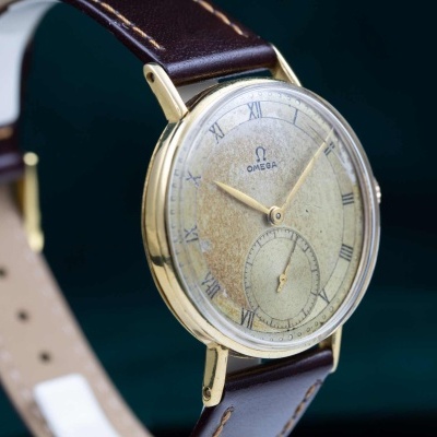 Relógio clássico Omega dourado com pulseira de couro castanha