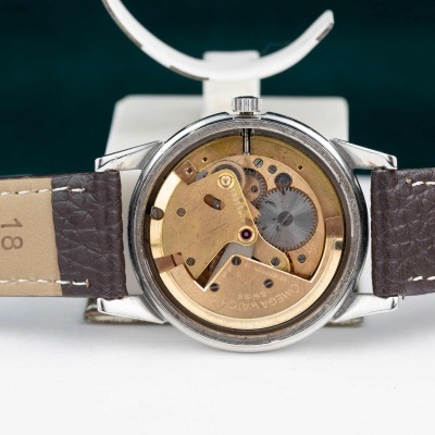 Relógio com traseira transparente e pulseira de couro castanha