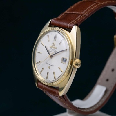 Relógio de pulso dourado com bracelete em couro castanho