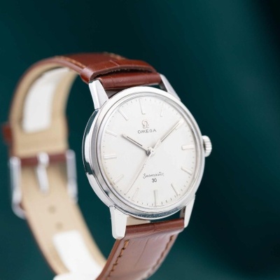 Relógio Omega Seamaster 30 com bracelete castanha e mostrador branco