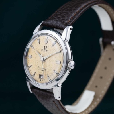 Relógio Omega com mostrador bege e bracelete em pele castanha
