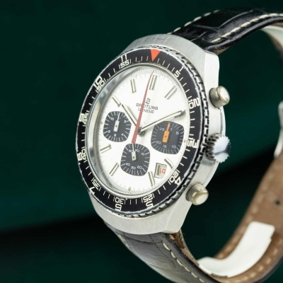 Relógio Omega cronógrafo com caixa metálica e pulseira de couro preta