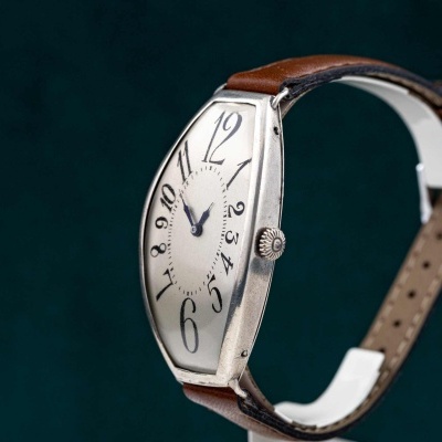 Relógio de pulso com mostrador oval e bracelete de couro castanho