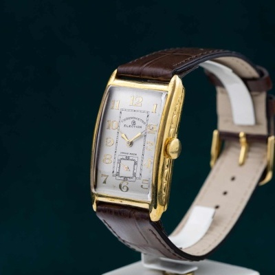 Relógio de pulso dourado com pulseira de pele castanha