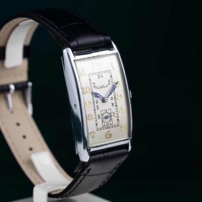 Relógio de pulso com bracelete de pele preta e mostrador rectangular creme