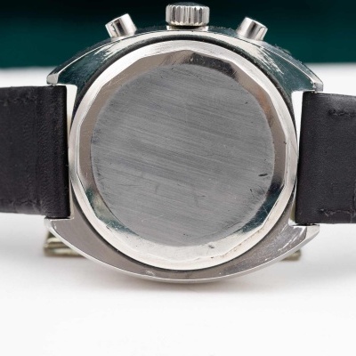 Relógio de pulso com caixa metálica e correia preta visto de costas