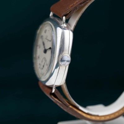 Relógio de pulso com caixa prateada e bracelete castanha de pele