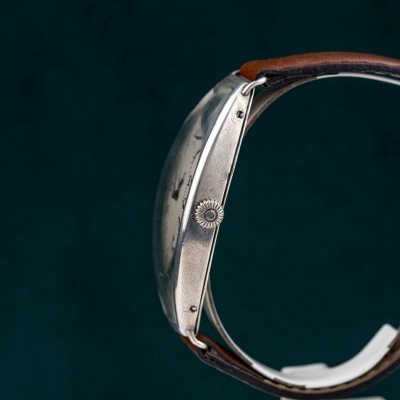 Relógio de pulso com caixa metálica e bracelete de couro