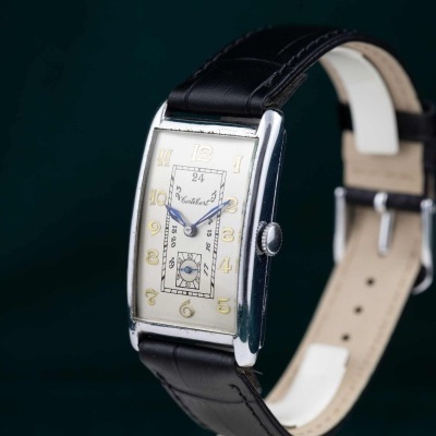 Relógio de pulso retangular com mostrador branco e bracelete preta de couro