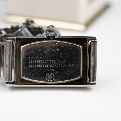 Relógio de pulso com bracelete metálica e gravação no mostrador