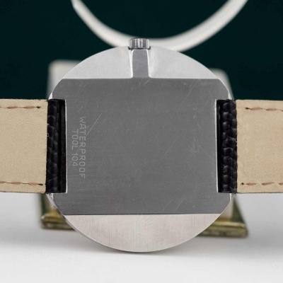 Relógio com caixa de metal prateado e pulseira de couro bege