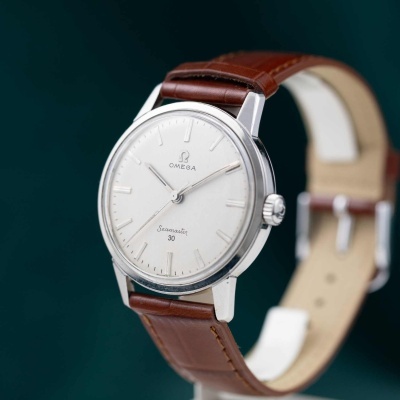 Relógio Omega Seamaster 30 de mostrador branco e bracelete de couro castanho
