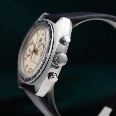 Relógio de pulso com caixa prateada, mostrador bege e bracelete de couro preto