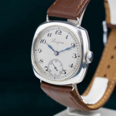 Relógio de pulso Longines com caixa prateada, mostrador branco e bracelete de couro castanho