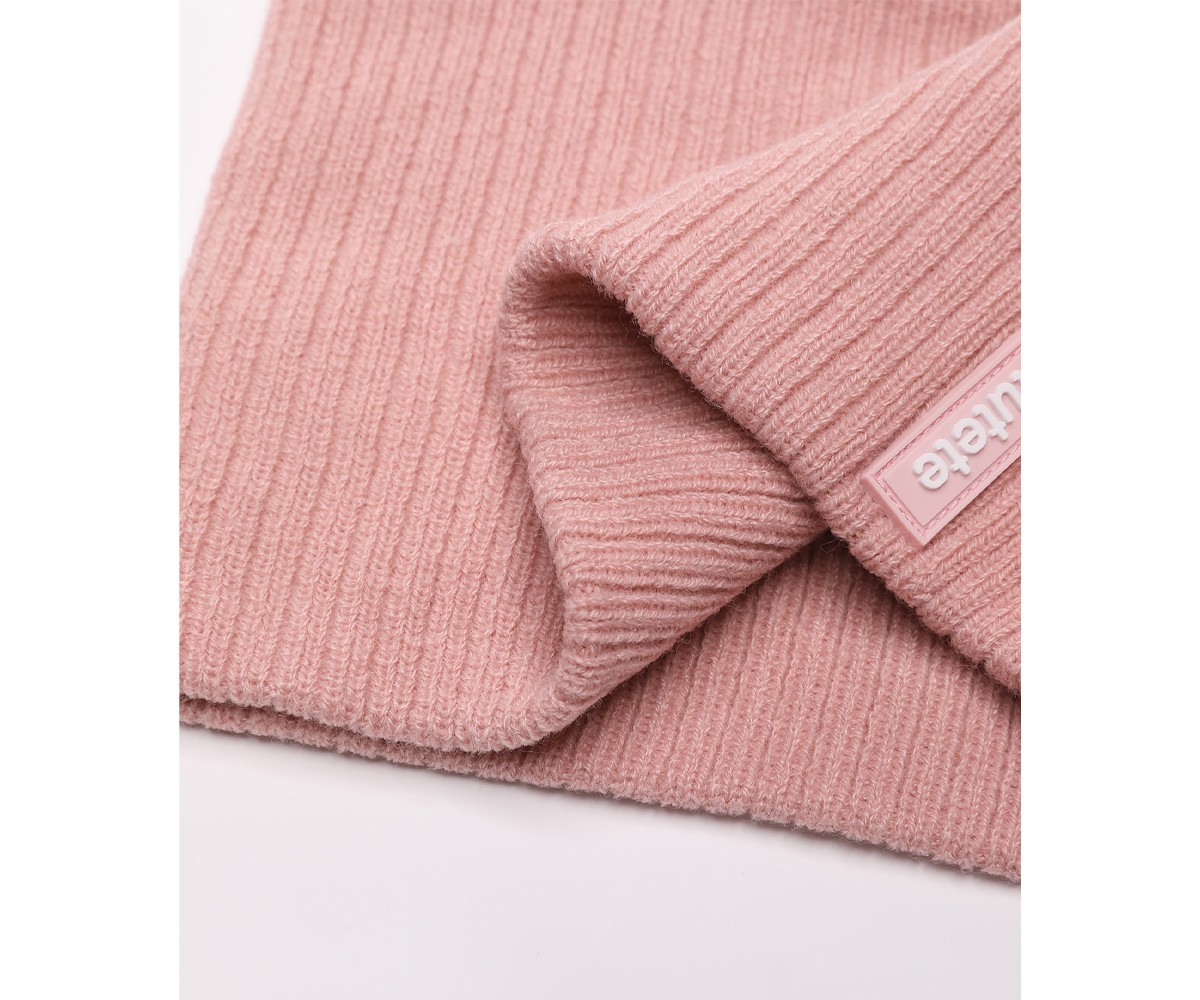 Lenço rosa de malha canelada com etiqueta em relevo