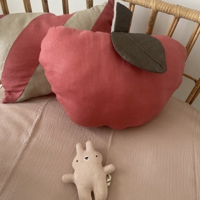 ALMOFADA MAÇA MISTY PINK- TINY TINY STORIES