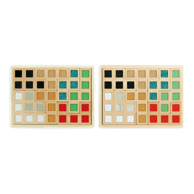 Dois tabuleiros de madeira com quadrados coloridos em várias cores