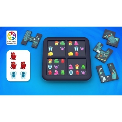 Jogo tabuleiro infantil com peças Tetris e monstros coloridos no tabuleiro e carta