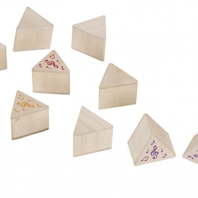 Blocos triangulares de madeira com notas musicais coloridas