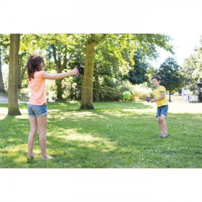 Crianças a brincar com bola de corda verde no parque