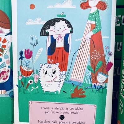 Ilustração de mulher, menina e cão com texto em português num cartão colorido