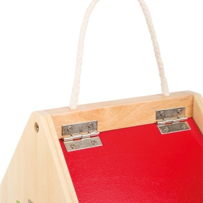 Caixa de madeira clara com tampa vermelha e alça de corda branca
