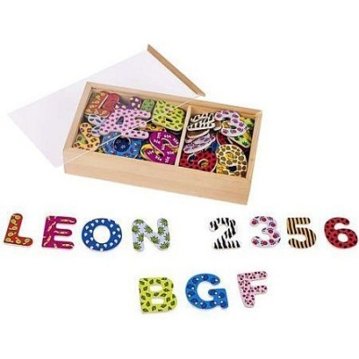 Caixa de madeira com letras e números coloridos com padrões diversos