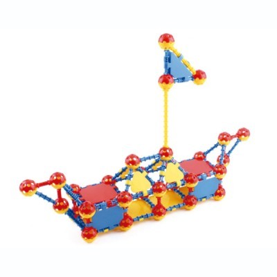 Brinquedo de construção colorido em forma de barco com vela