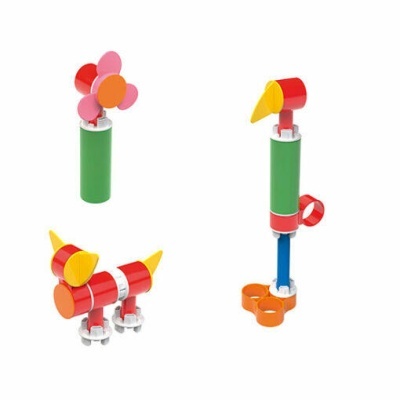 Brinquedos de construção coloridos representando uma flor, um cão e um pássaro