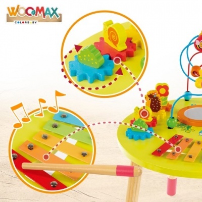 Mesa musical infantil colorida de madeira com xilofone e figuras de animais