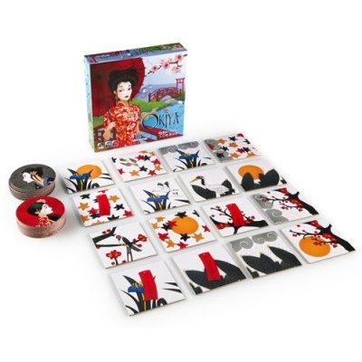 Jogo de cartas e peças quadradas com ilustrações orientais e caixa ao fundo