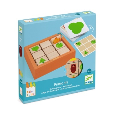 Jogo infantil de classificação Primo tri da Djeco com peças de madeira e caixa azul