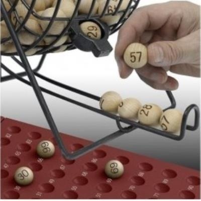 Jogo de bingo com bolas de madeira numeradas e suporte metálico preto