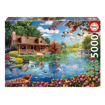 Caixa de puzzle de 5000 peças com imagem de casa ao lado de lago e flores