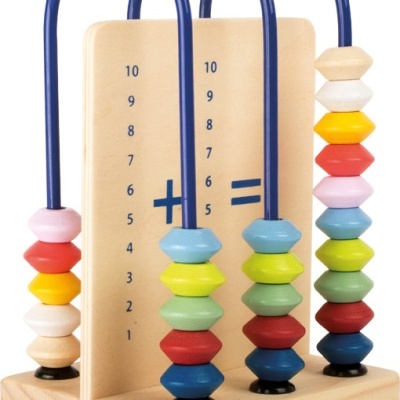 Brinquedo educativo de madeira com contas coloridas e símbolos de adição e igualdade