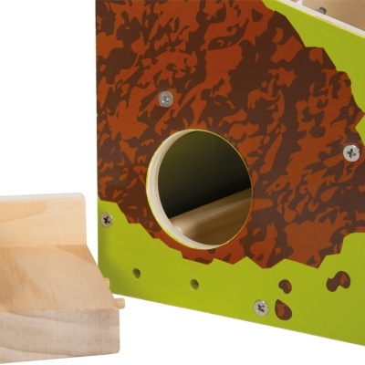 Brinquedo de madeira com buraco circular e rampa de madeira clara